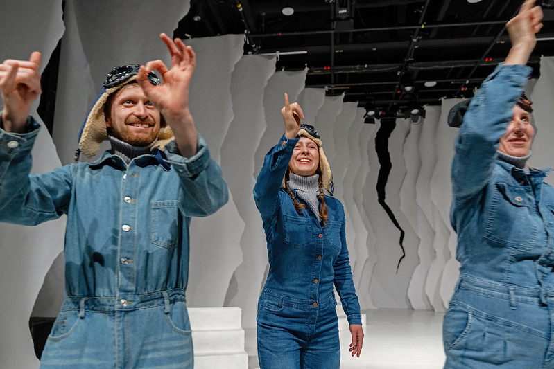 Gebärden der Geschichte am Theater Rampe. Foto von Dominique_Brewing Woyzeck von Georg Büchner Inszenierung Zino Wey Inszenierung: Zino Wey Bühne: Davy van Gerven Kostüme: Veronika Schneider Musik: Max Kühn Licht: Rüdiger Benz Dramaturgie: Gwendolyne Melchinger Auf dem Bild Matthias Leja (Hauptmann), Sven Prietz (Doktor), Sylvana Krappatsch (Woyzeck) Foto: Julian Baumann Matthias Leja (Hauptmann), Sven Prietz (Doktor), Sylvana Krappatsch (Woyzeck)
