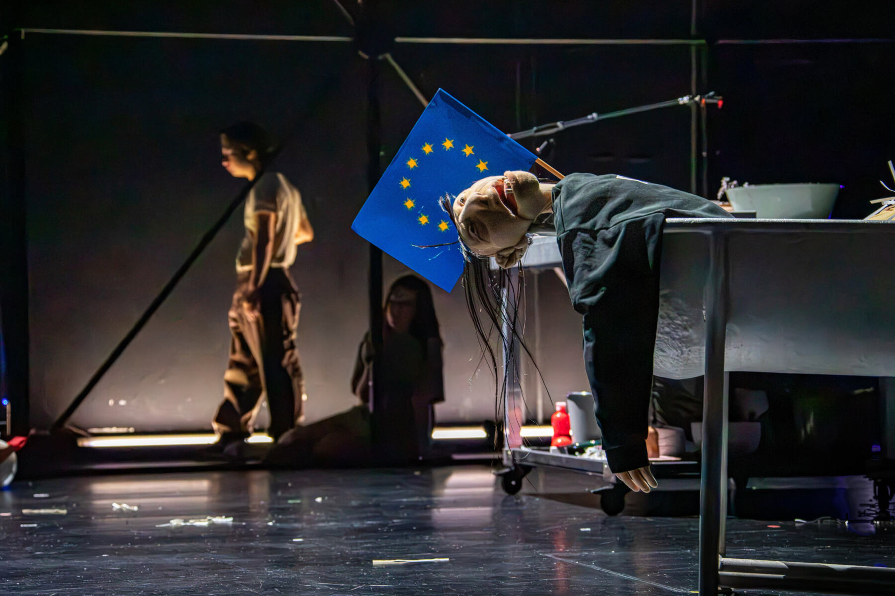 Szene aus ‚Ein Stück Geschichte’_Foto C. Kalscheuer Woyzeck von Georg Büchner Inszenierung Zino Wey Inszenierung: Zino Wey Bühne: Davy van Gerven Kostüme: Veronika Schneider Musik: Max Kühn Licht: Rüdiger Benz Dramaturgie: Gwendolyne Melchinger Auf dem Bild Matthias Leja (Hauptmann), Sven Prietz (Doktor), Sylvana Krappatsch (Woyzeck) Foto: Julian Baumann Matthias Leja (Hauptmann), Sven Prietz (Doktor), Sylvana Krappatsch (Woyzeck)